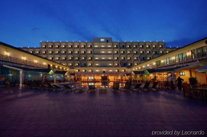 Ramada By Wyndham Princess Джорджтаун Экстерьер фото